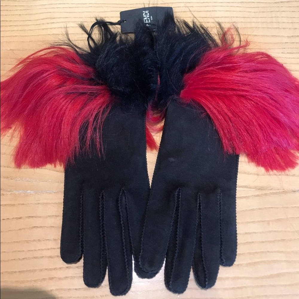FENDI Gloves with fur